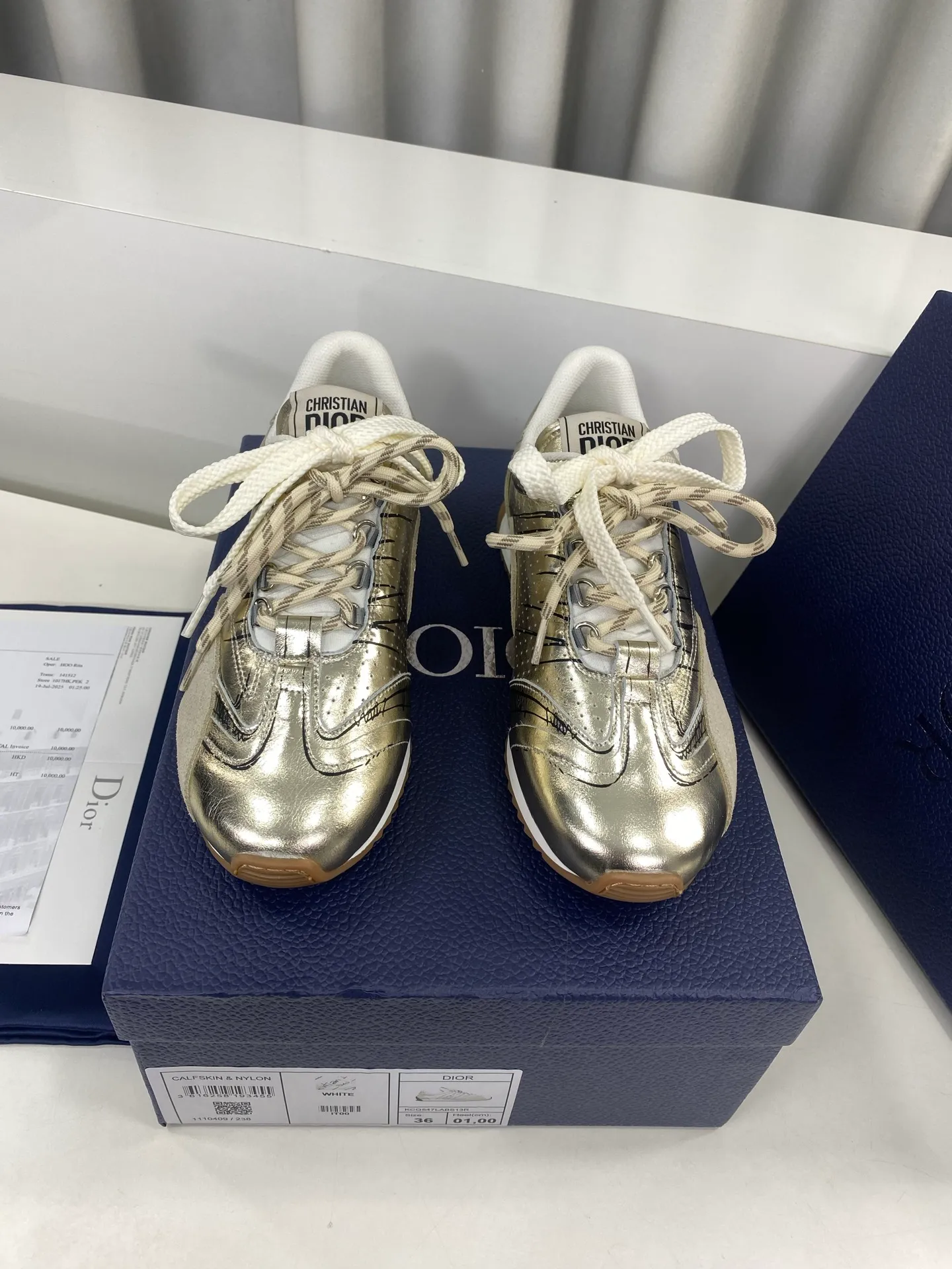 👟👟Ex-factory price 560👟👟 Men's size +10 Dior Dior D-Sketch series graffiti moral shoes casual sports shoes ☑️ D-Sketch sports shoes made a wonderful appearance at the Dior 2025 spring and summer ready-to-wear series show, highlighting the classic retro aesthetics. Crafted from white nylon and calf leather, it's finished with a printed logo inspired by the shoe's production stages, with beige suede calf leather panels and double laces. A handwritten Christian Dior Paris signature adorns the sides, while a Christian Dior Paris signature panel and plaque adorn the heel and tongue. Paired with two-color thin rubber soles, they are more refined and can add high-end temperament to various casual looks. Exquisite packaging at the delivery counter🛍📦 ▪️Fabric: Original customized cowhide/graffiti ▪️Inner foot pads: Breathable mesh ▪️Sole: Original molded non-slip rubber outsole ▪️Sole thickness: 2CM ▪️Size: 35-45 (45 for women and 45 for men, customization is not returnable)